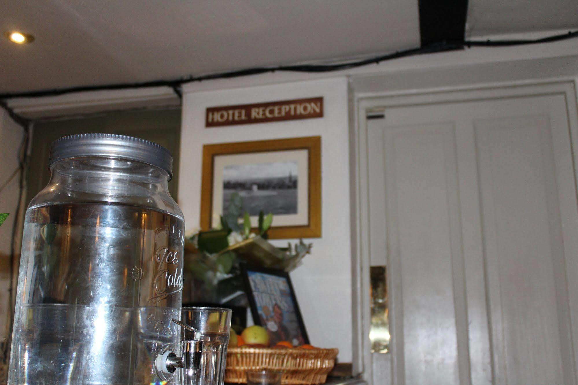 Whyte Harte Hotel เรดฮิลล์ ภายนอก รูปภาพ